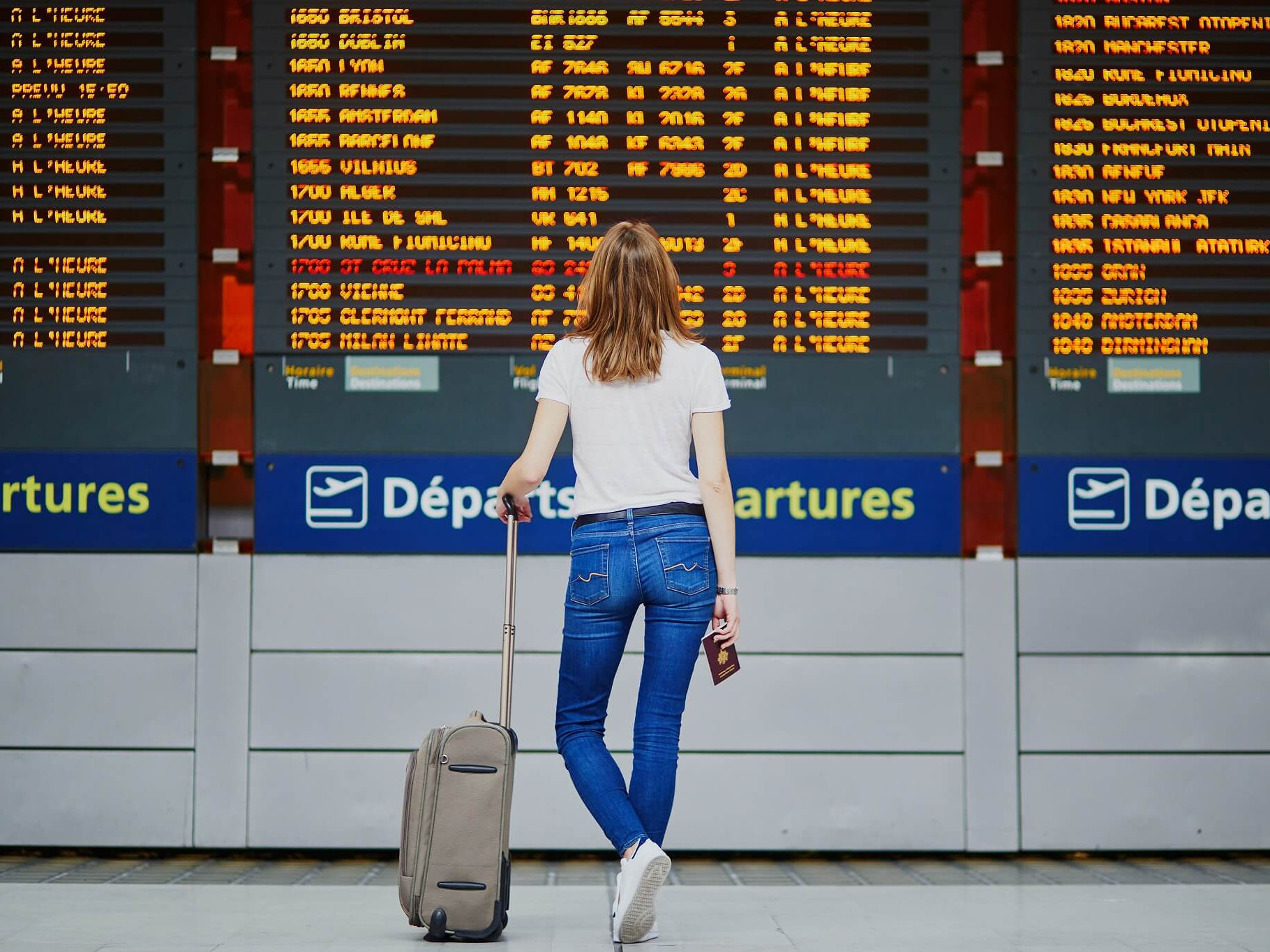 Junge Frau auf internationalem Flughafen